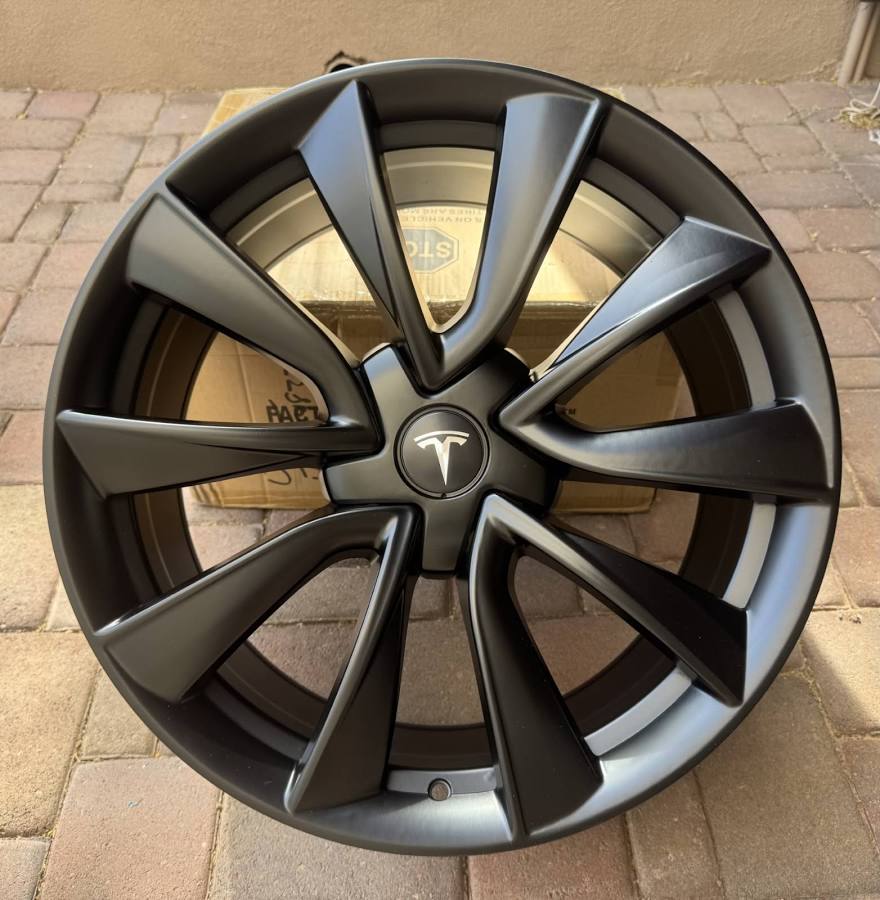 Buying Used Tesla Wheels on Facebook Marketplace? Watch for Hidden Bends and Hairline Cracks